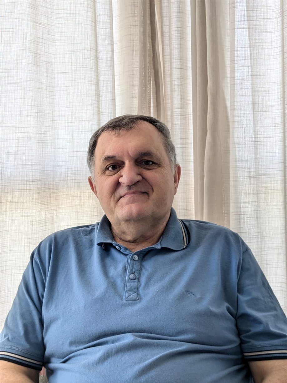 Alexandre Ari Monich, psicólogo, em seu espaço de atendimento
